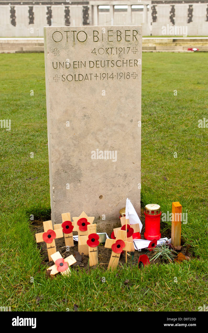 Grab von einem deutschen Lot am Tyne Cot Friedhof in Belgien für die