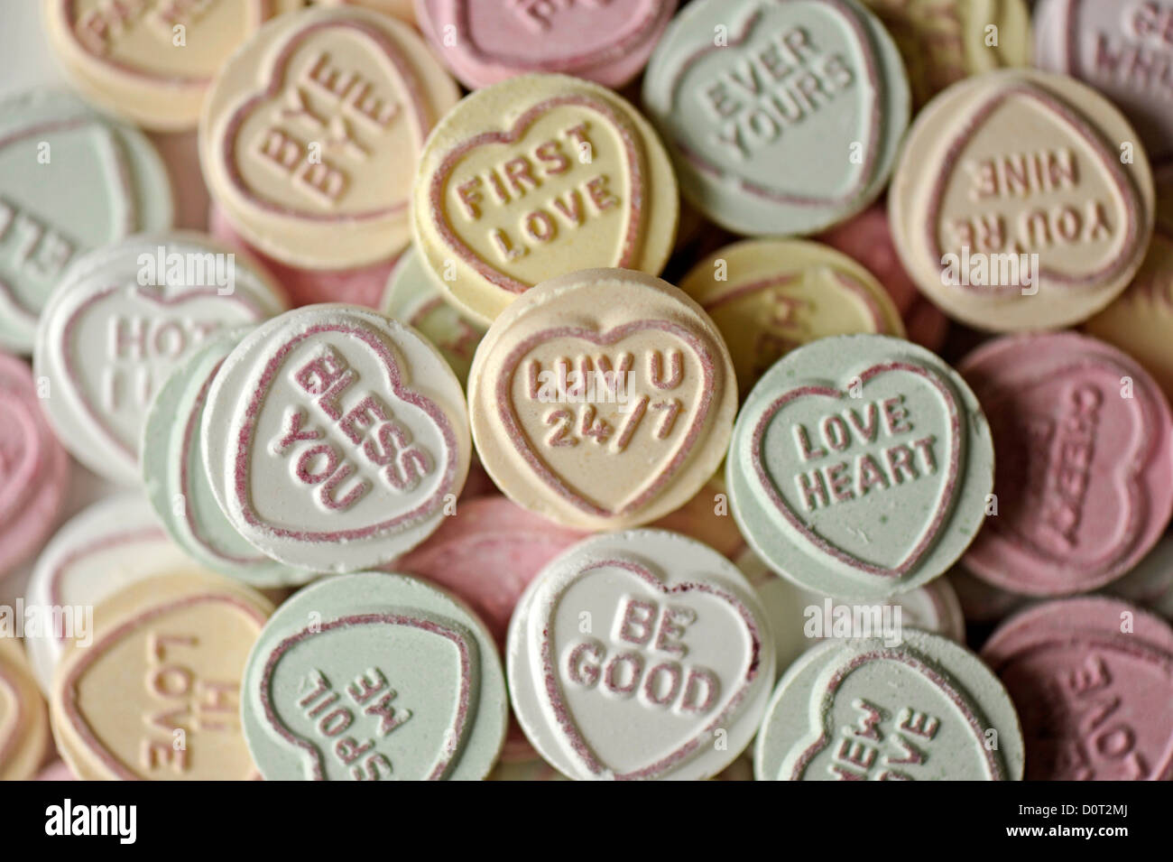 Close-up of Love Hearts Bonbons mit dem Fokus auf LUV U 24/7 Stockfoto