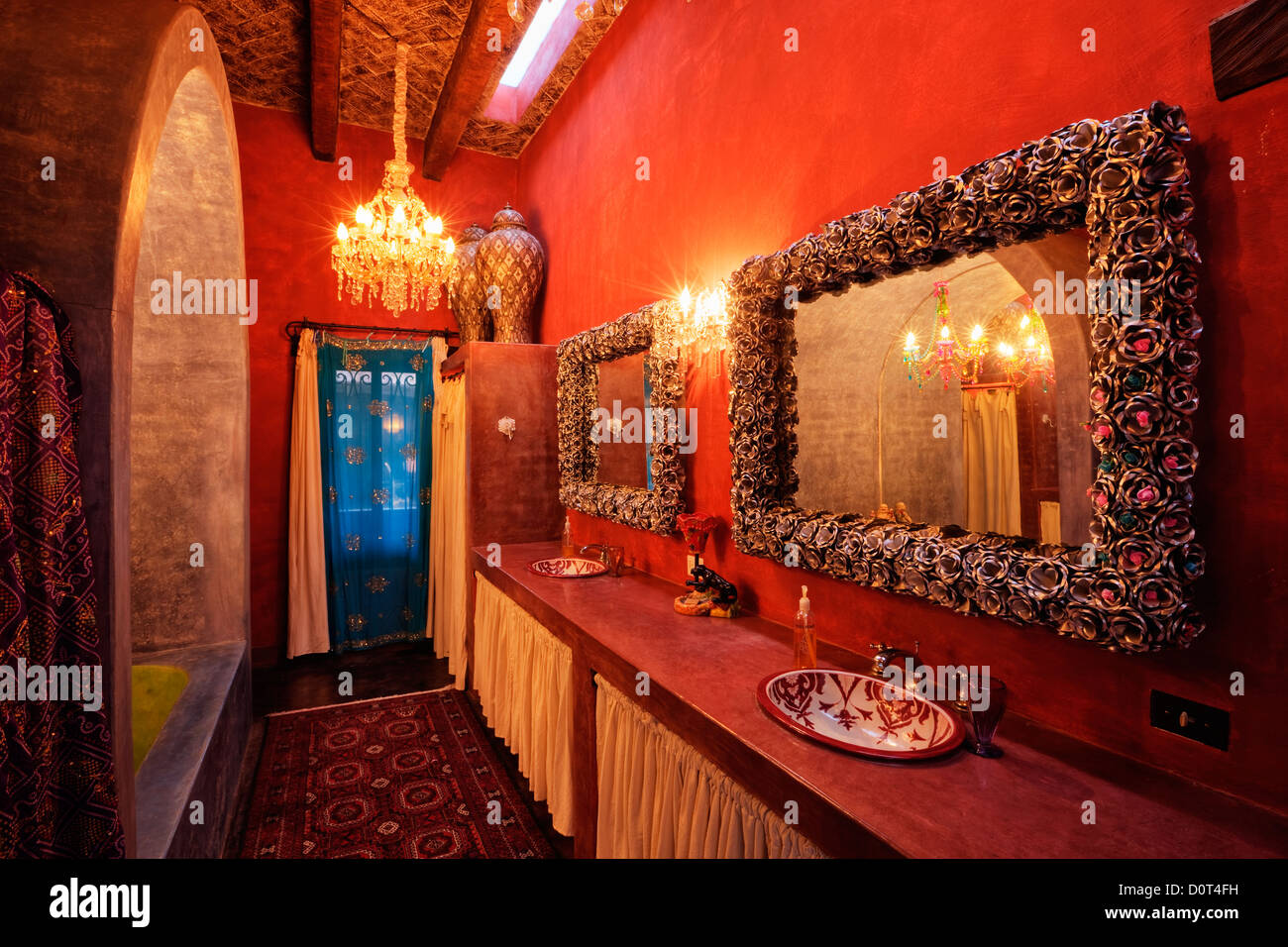 architektonisches Detail Architektur Bad Casa Luna Ranch Kronleuchter bunte Counter Tops Zähler Kultur Dekor leeren Haus Stockfoto