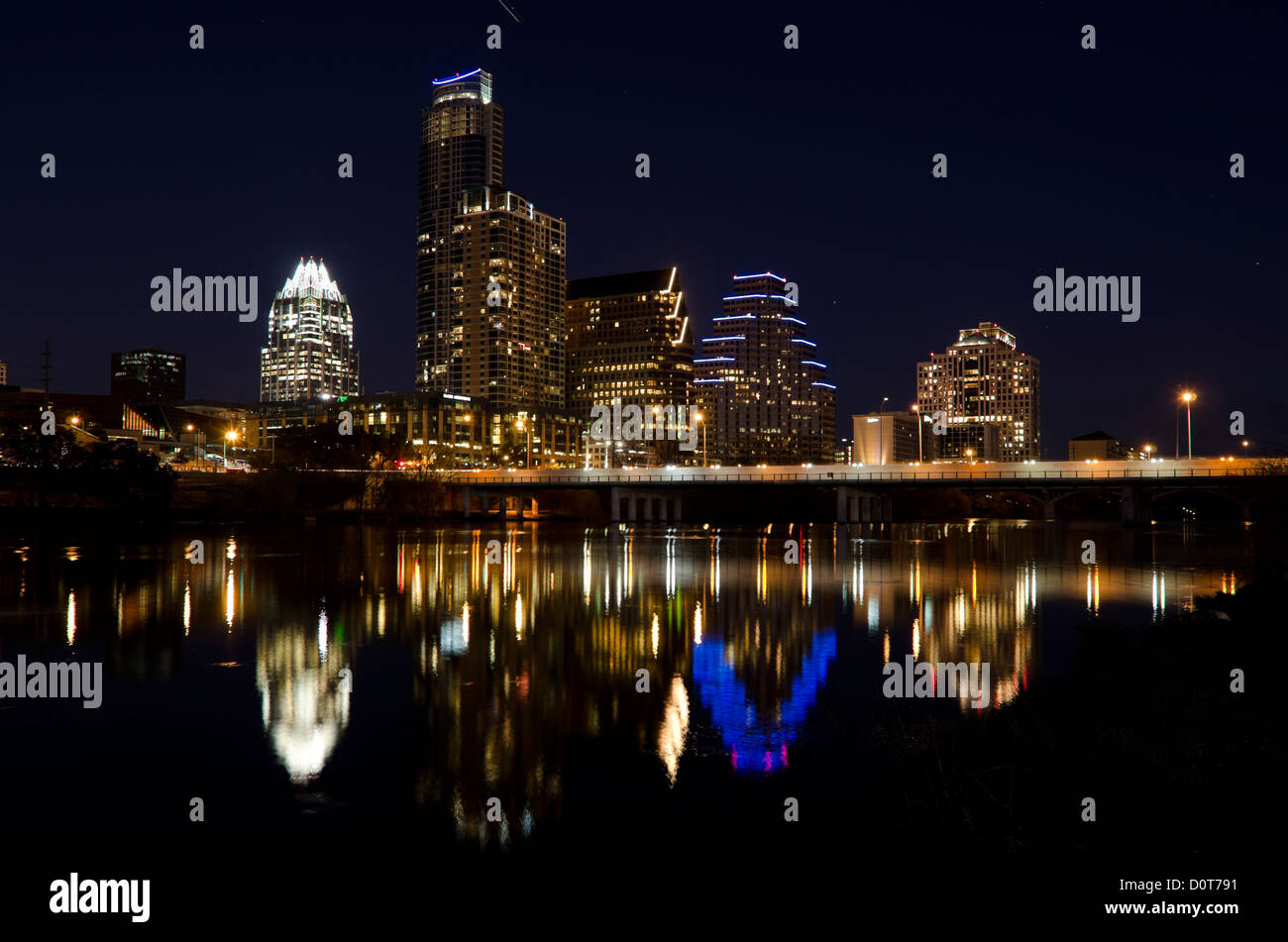 Die Skyline von Austin, Texas, spiegelt sich bei Nacht im Lady Bird Lake wider Stockfoto