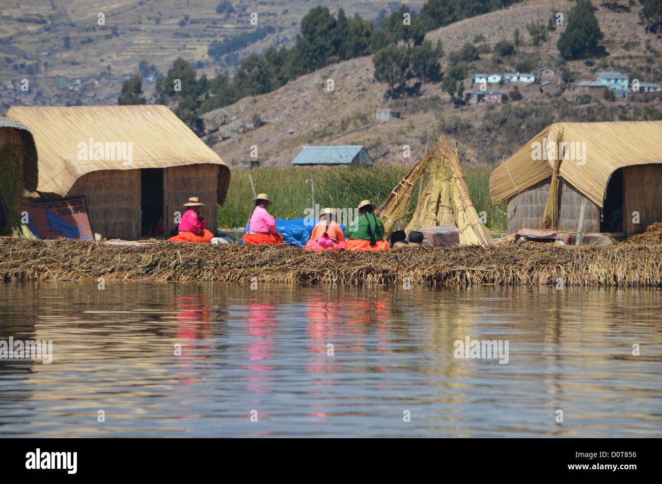 Damen der Uros Inseln, Titicaca-See, Puno, Peru. Stockfoto