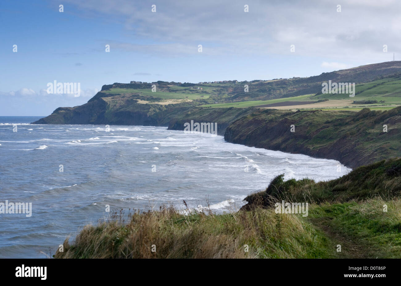 Mit Blick auf Ravenscar von Robin Hoods Bay, auf dem Weg von Cleveland. Stockfoto