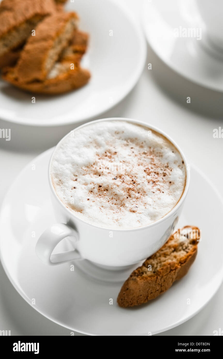 Tasse Milchkaffee mit Cantuccini cookies Stockfoto