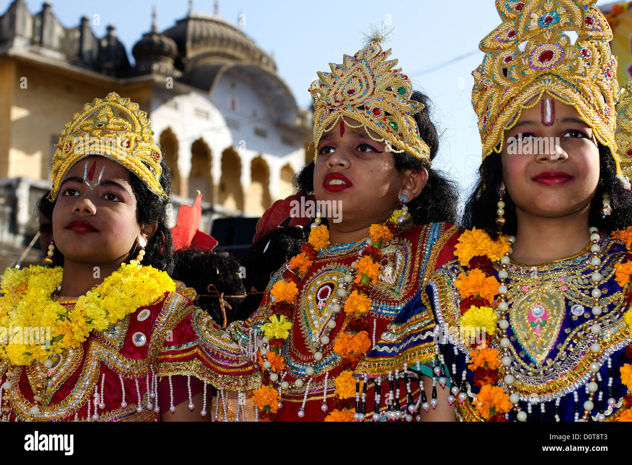 Jungen in bunten Zeitraum Kostüm des Gottes gekleidet Pose für ein Foto während Pushkar fair Stockfoto