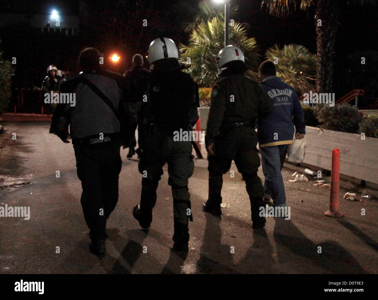 Mehrere Personen werden von der Aristoteles-Universität Thessaloniki Griechenland getroffen. Polizei beendet ein Sit-in in der Verwaltung-Gebäude der Aristoteles-Universität Thessaloniki, Griechenland, in den frühen Morgenstunden des 30.11.2012. Elf Personen wurden festgenommen. Städtische Angestellte wurden für mehrere Tage an der Aristoteles-Universität Thessaloniki Verwaltungsgebäude ein Sit-in abgehalten. Sie protestierten gegen Lohnkürzungen und Entlassungen. Stockfoto