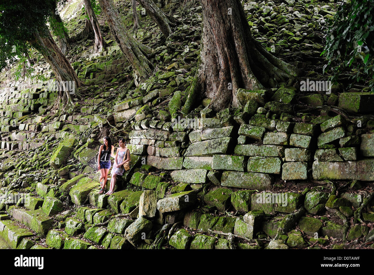 Zwei, lokal, Mädchen, UNESCO World Heritage Site, Parque Archeologico Copan, Copan, Ruinen, Mittelamerika, Honduras, Modell Relea Stockfoto