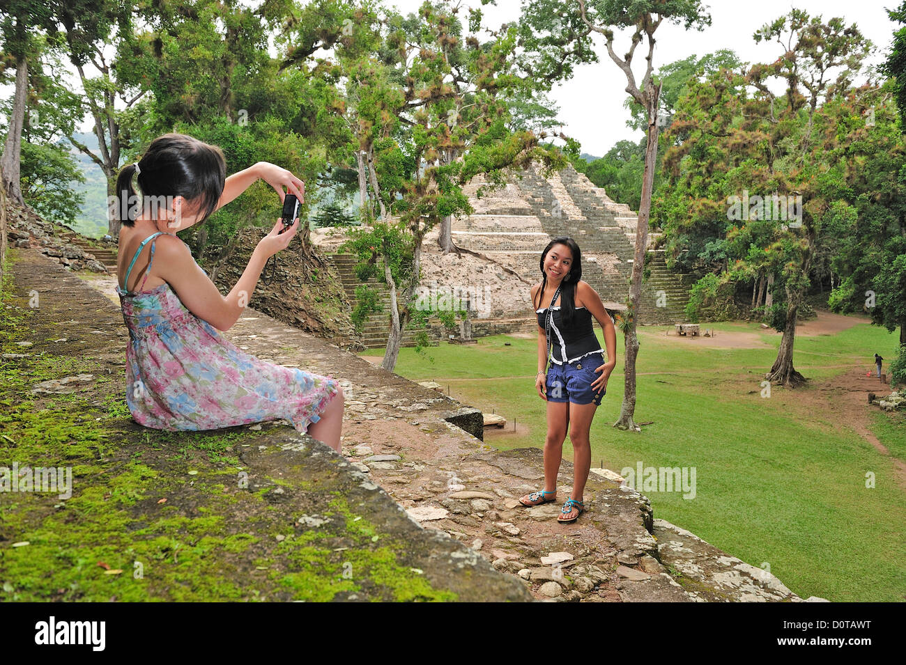 Zwei, lokal, Mädchen, UNESCO World Heritage Site, Parque Archeologico Copan, Copan, Ruinen, Mittelamerika, Honduras, Modell Relea Stockfoto