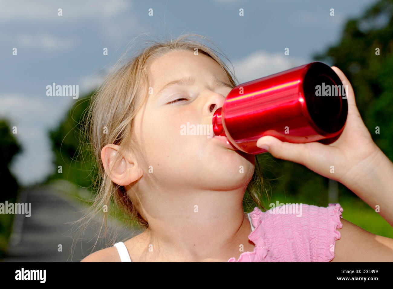 Mädchen, Kind, 6, schulpflichtigen Alter, Alter, Wasser, trinken, Getränke, Außenaufnahme, draußen ersparen Zeit, Schweiß, Wasserflasche, dehydrogenate, Dehyd Stockfoto