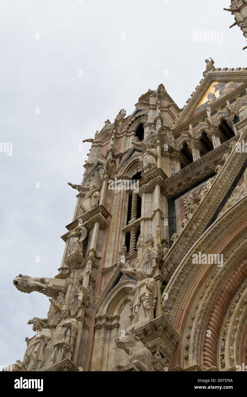 Die Fassade der Kathedrale di Santa Maria Assunta in Siena in der Toskana, Italien Stockfoto