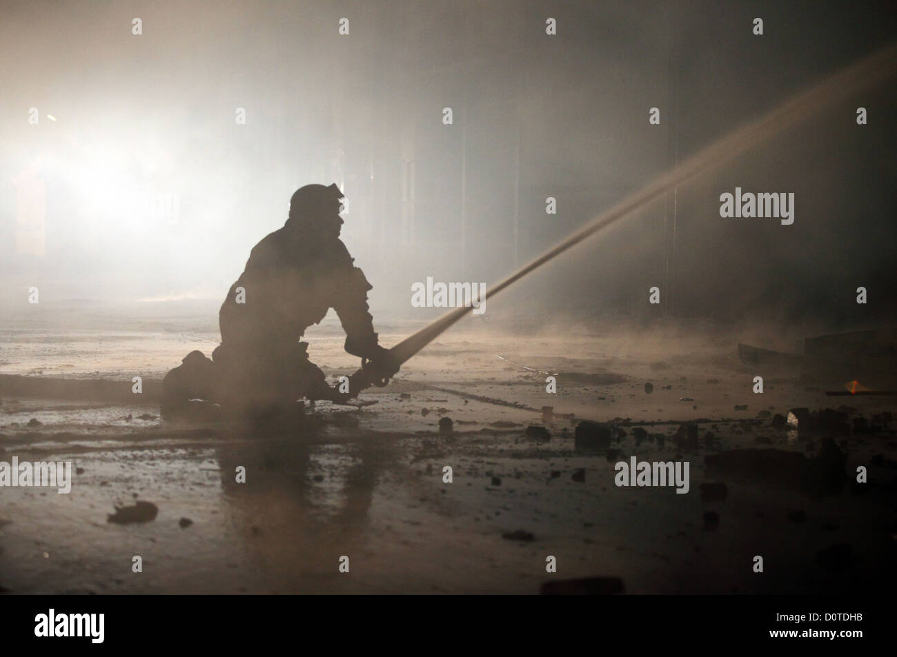 Berlin, Deutschland, die Silhouette eines Feuerwehrmannes zu löschen Stockfoto