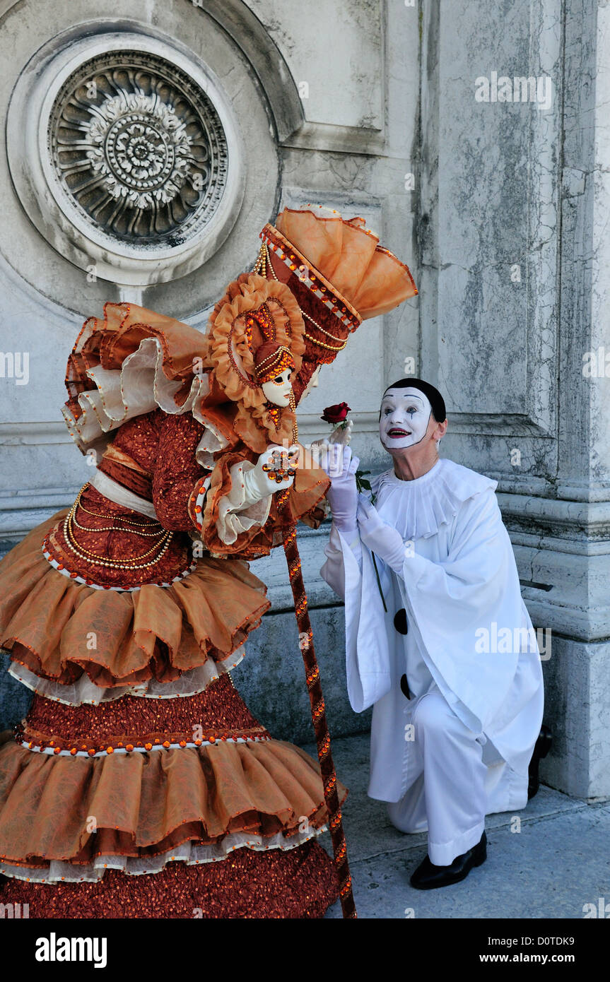 Maskierte paar auf der Treppe der Basilika di Santa Maria della Salute, während des Karnevals in Venedig, Italien Stockfoto