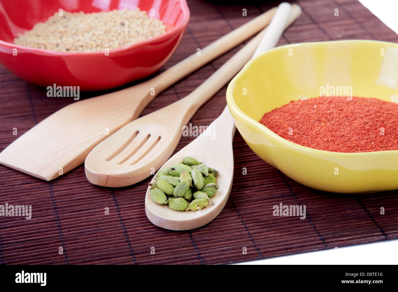 Stillleben mit Gewürzen in Platten auf weißem Stockfoto