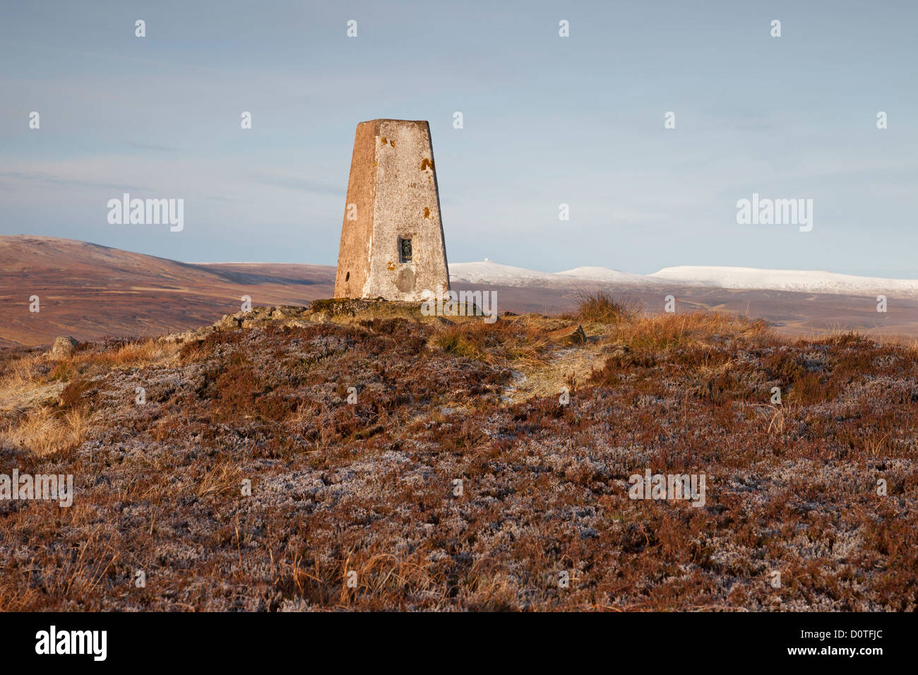 Der Gipfel-Trig auf Cronkley verliebte sich High Pennine Hills von Kreuz fiel und das Dun Fjälls hinter Teesdale County Durham UK Stockfoto