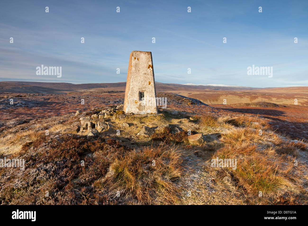 Der Gipfel-Trig auf Cronkley verliebte sich High Pennine Hills von Kreuz fiel und das Dun Fjälls hinter Teesdale County Durham UK Stockfoto