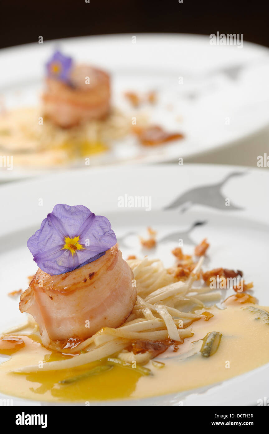 Gourmet-Küche - gebratene Jakobsmuscheln mit Speck Stockfoto