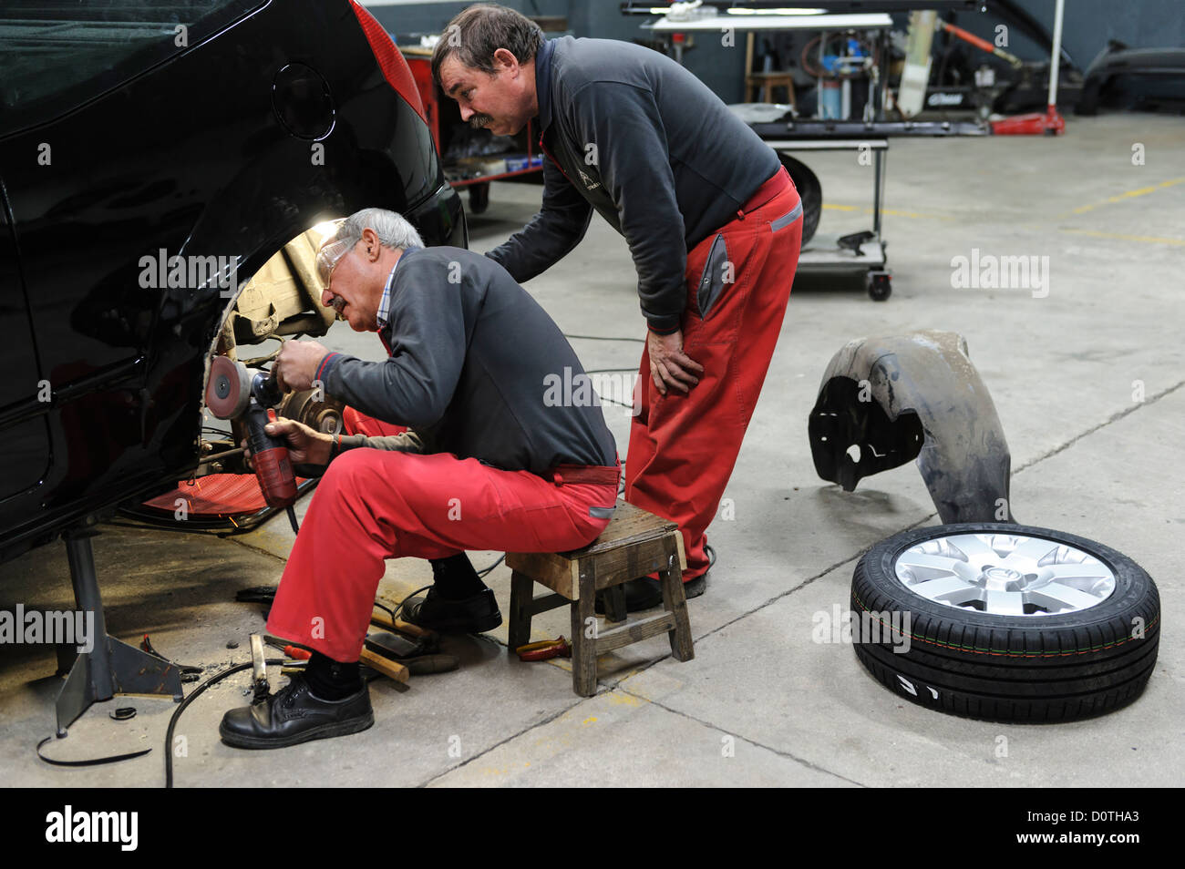 Zwei Mechaniker arbeiten in Autowerkstatt Stockfoto