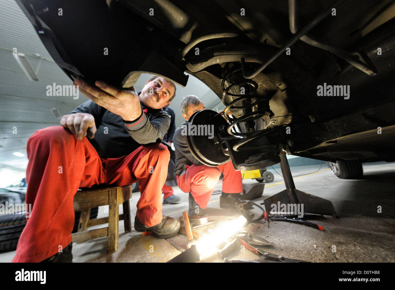 Mechaniker arbeiten in Autowerkstatt Stockfoto