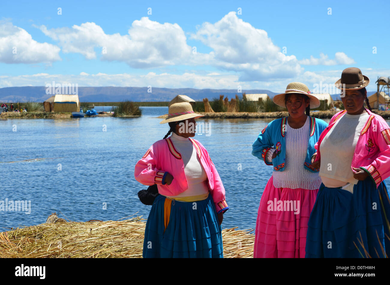 Damen der Uros Inseln, Titicaca-See, Puno, Peru. Stockfoto