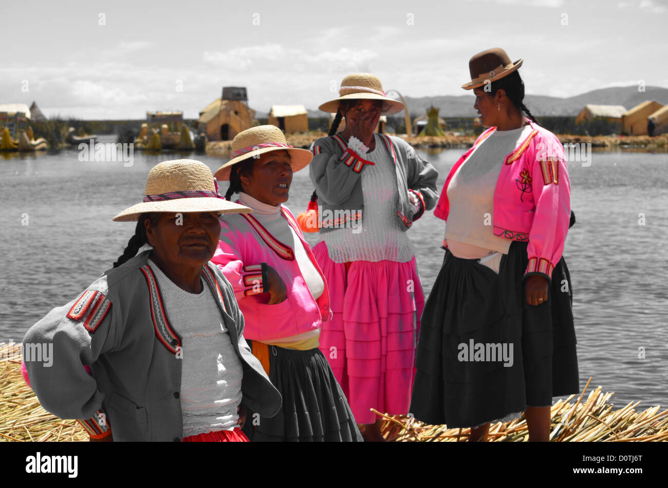 Damen der Uros Inseln der Titicacasee, Peru Stockfoto