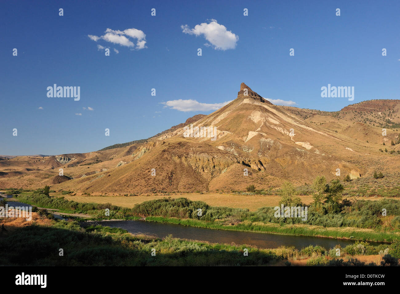 John Day, Fluss, Sheep Rock, John Day Fossil Beds, Nationaldenkmal, Oregon, USA, USA, Amerika, Nordamerika, Hütte Stockfoto