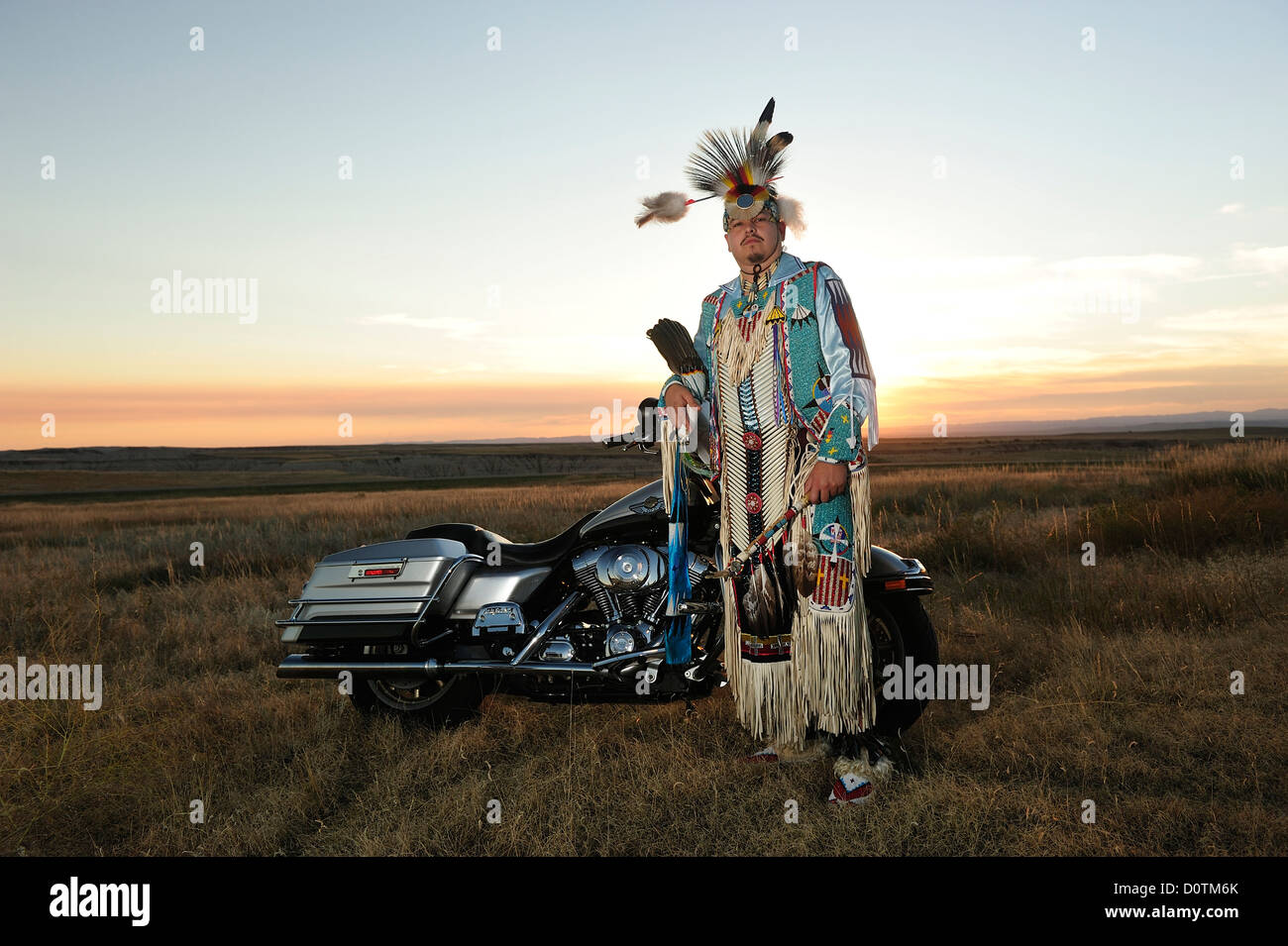Sioux, Badlands, Stephen Yellowhawk, Fahrrad, Badland, Krieger, Federn, Insignien, American Native, Lakota, South Dakota, USA, Uni Stockfoto