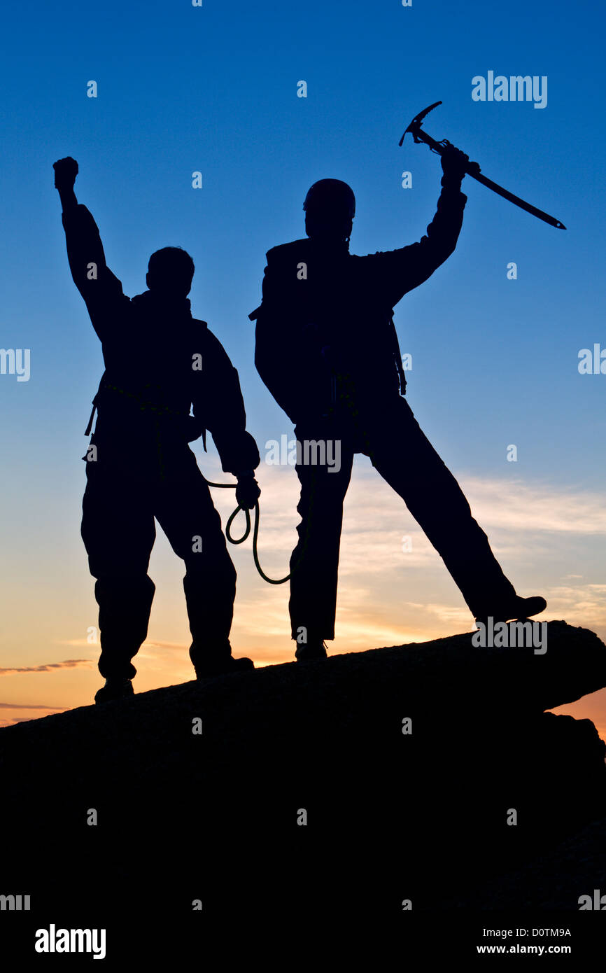 Silhouette der beiden Bergsteiger mit Hände hoch Stockfoto