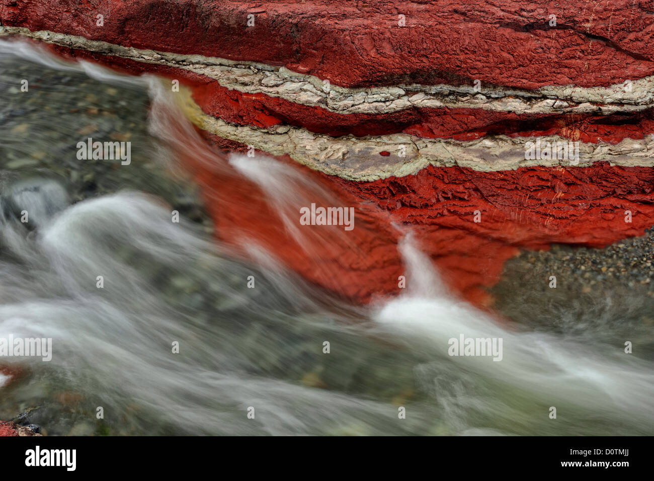 Red Rock Creek fließt durch den erodierten Tonschiefer Sedimenten der Red Rock Canyon, Waterton Lakes National Park, Alberta, Kanada Stockfoto
