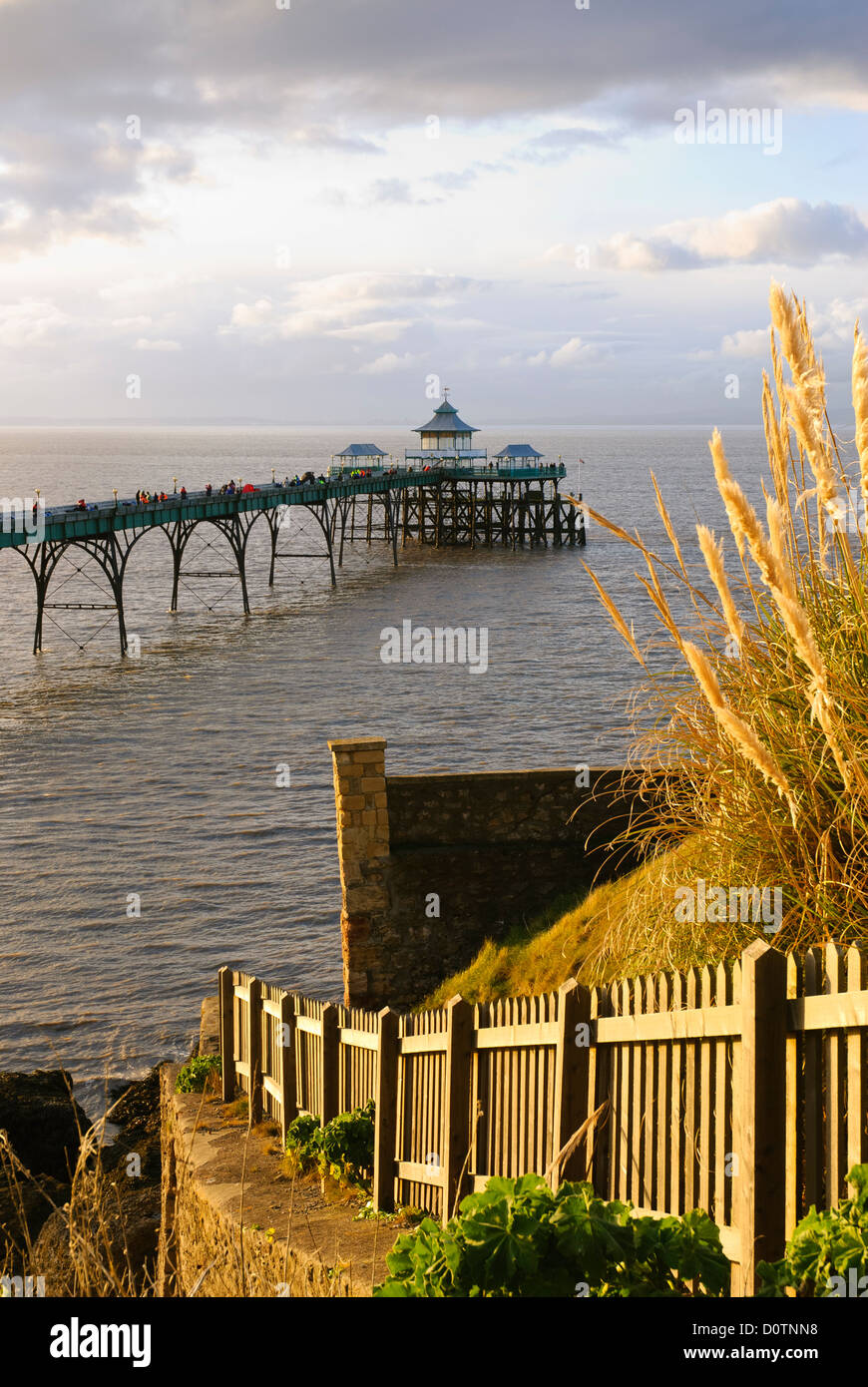 Clevedon Pier erreichen in der Severn-Mündung an einem sonnigen Nachmittag Stockfoto