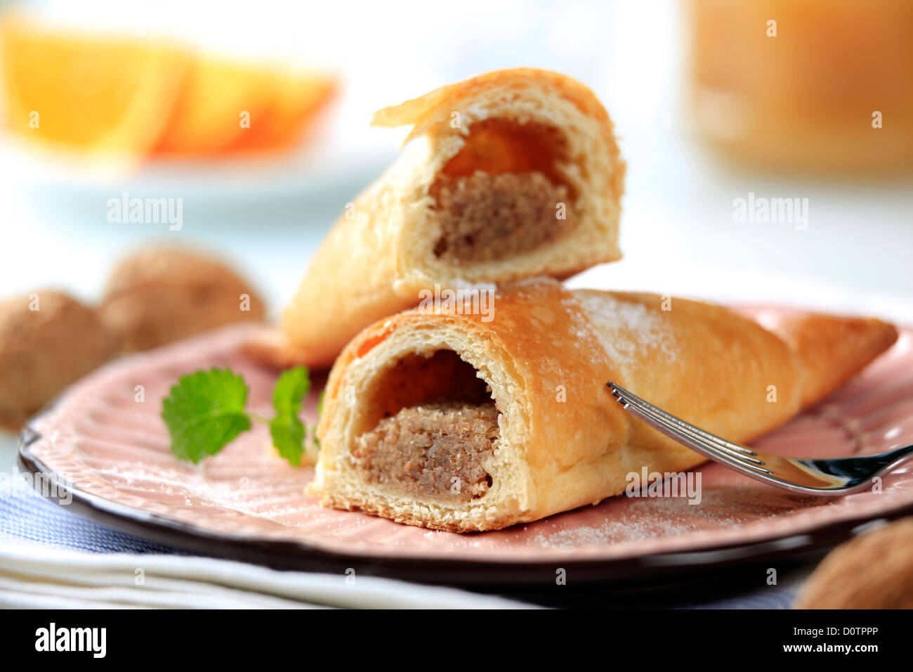 Süßes Gebäck rollt mit Nuss-Füllung Stockfoto