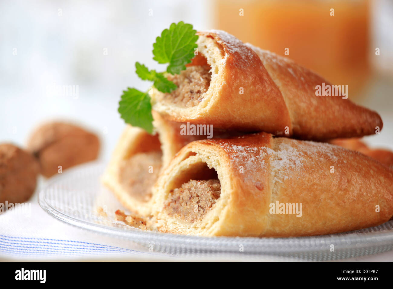 Süßes Gebäck rollt mit Nuss-Füllung Stockfoto