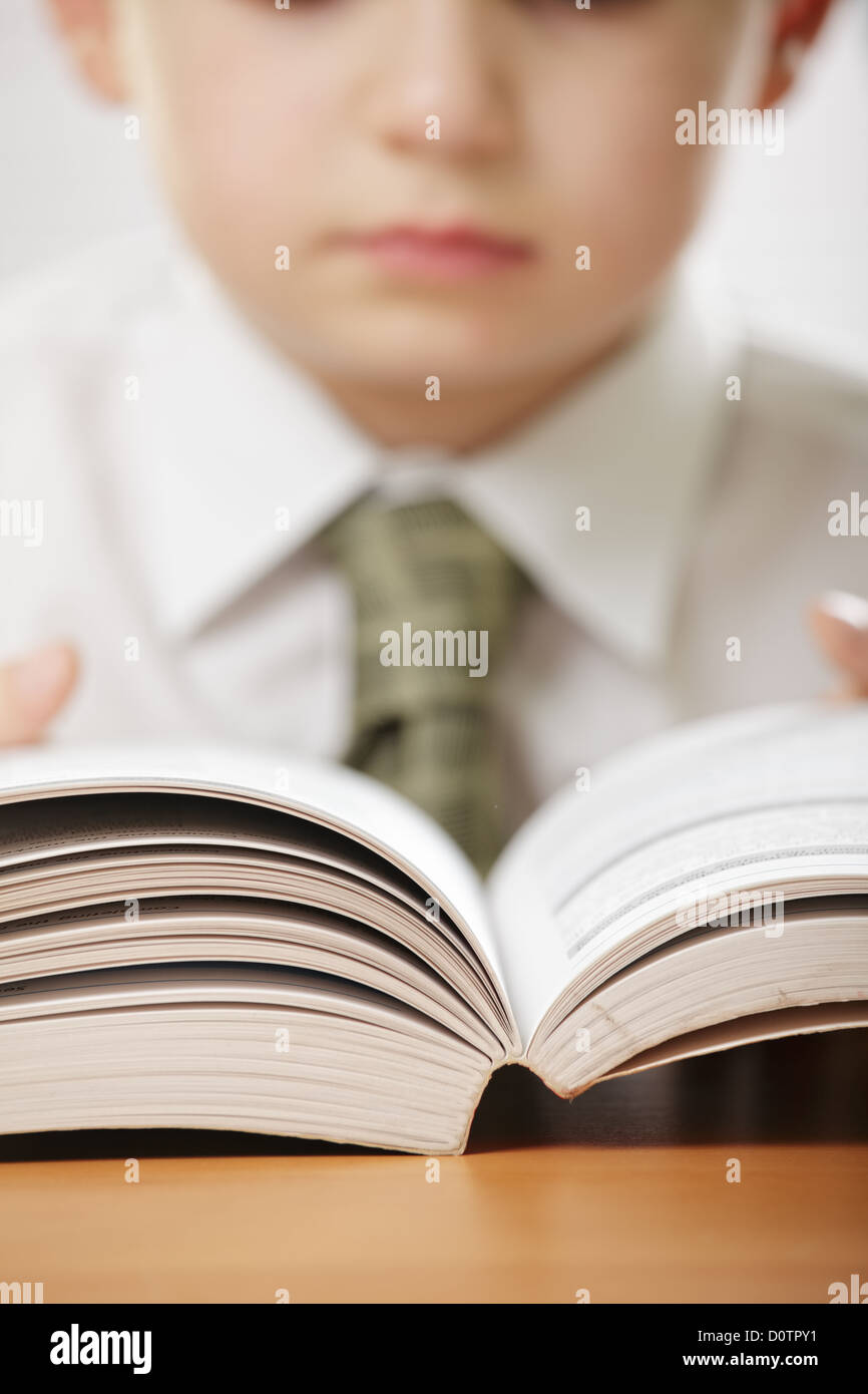 Offenes Buch in Händen Stockfoto