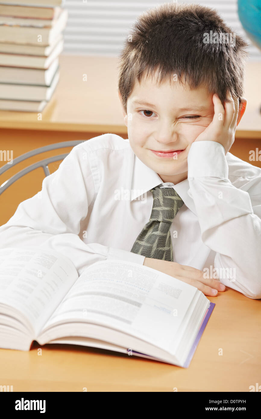 Lustige junge am Schreibtisch Stockfoto