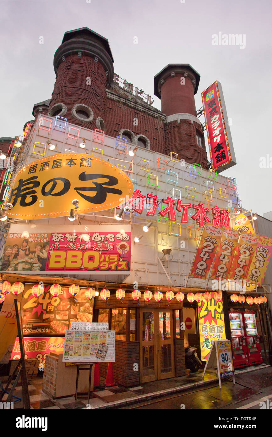 Japan, Asien, Urlaub, Reisen, Stadt, Shinjuku, Bezirk, Kabukicho, Tokio, Unterhaltung, Karaoke, Gebäude, leuchtet Stockfoto