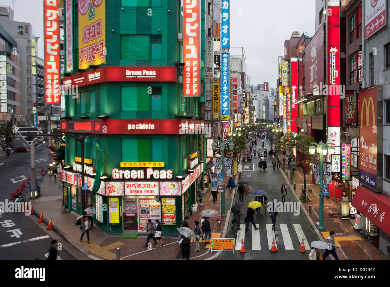 Japan, Asien, Urlaub, Reisen, Tokyo, Stadt, Shinjuku, Bezirk, Gebäude, regnerisch, Abend, Leute, Straße Stockfoto