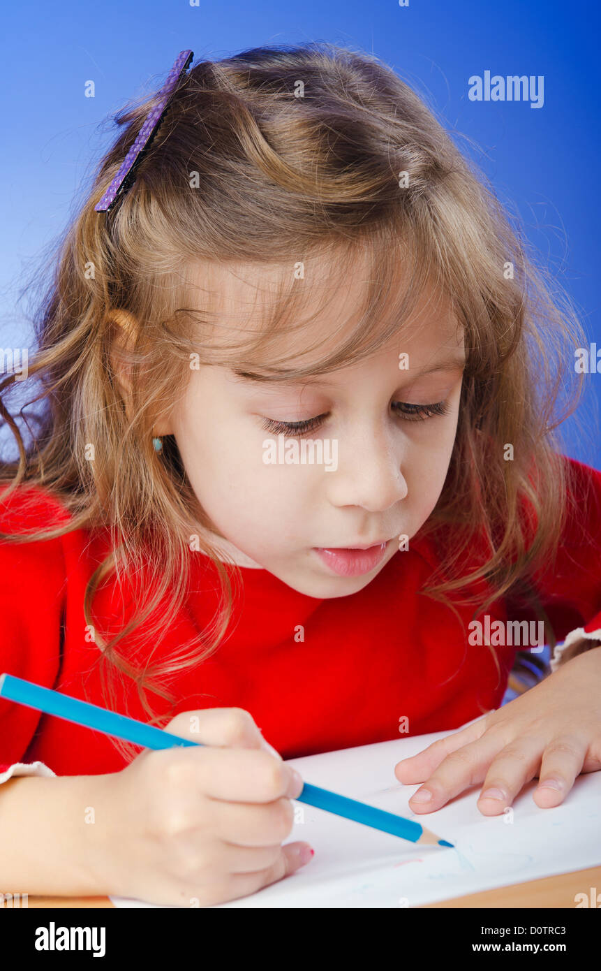 Kleines Mädchen zeichnen mit Bleistiften Stockfoto