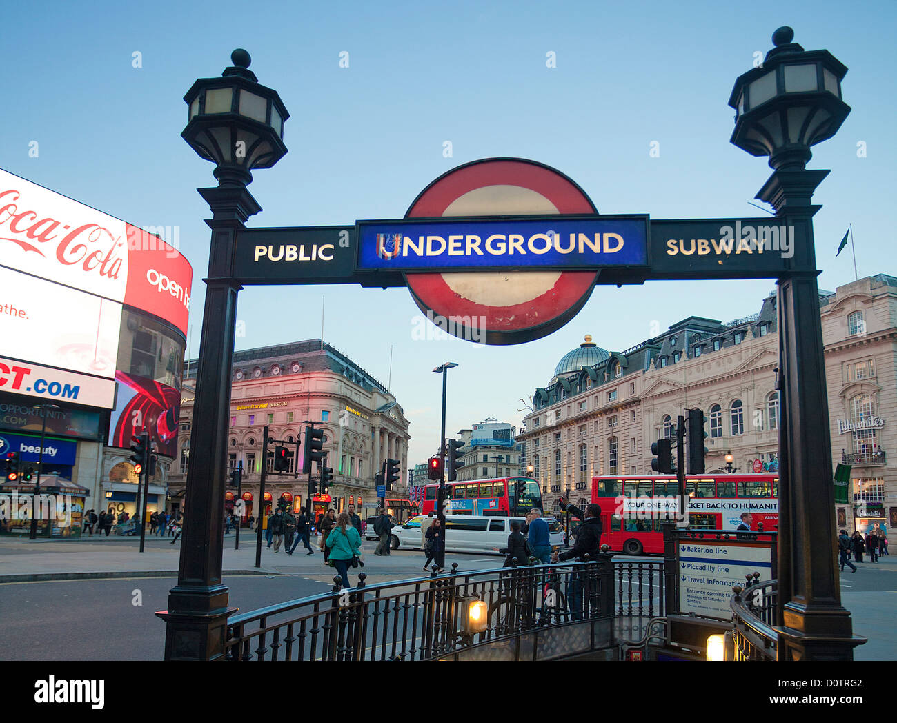 UK, Großbritannien, Europa, Reisen, Urlaub, England, London, City, Piccadilly Circus, Platz, u-Bahn, u-Bahn, Zeichen voll Stockfoto