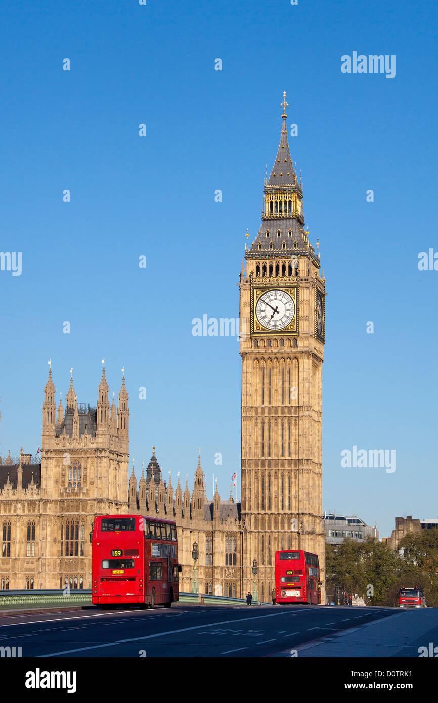 UK, Großbritannien, Europa, Reisen, Urlaub, England, London, City, Palace of Westminster, Big Ben, Uhr, Landmark, Busse, rot Stockfoto