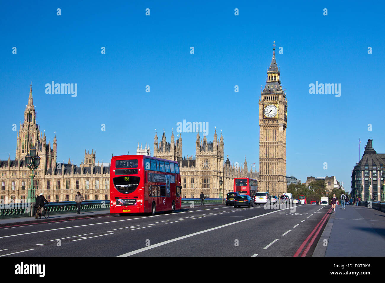 UK, Großbritannien, Europa, Reisen, Urlaub, England, London, City, Palace of Westminster, Big Ben, Uhr, Landmark, Busse, rot Stockfoto