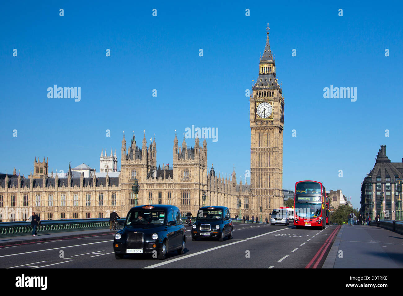UK, Großbritannien, Europa, Reisen, Urlaub, England, London, City, Westminster-Palast, Big Ben, Uhr, Wahrzeichen, Bus, rot, ta Stockfoto