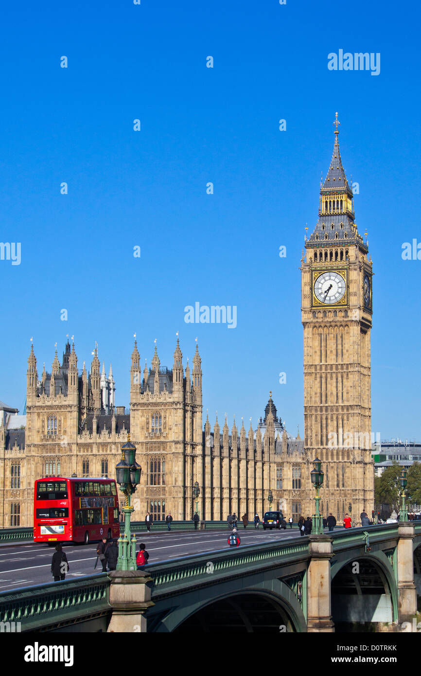 UK, Großbritannien, Europa, Reisen, Urlaub, England, London, City, Westminster-Palast, Big Ben, Uhr, Wahrzeichen, Bus, rot, Stockfoto