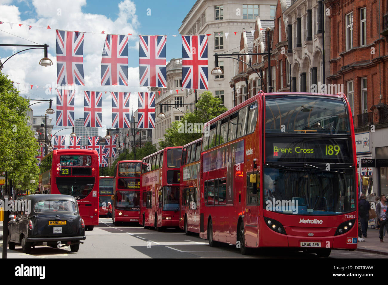 UK, Großbritannien, Europa, Reisen, Urlaub, England, London, City, Oxford Street, Busse, Fahnen, rot, Verkehr Stockfoto