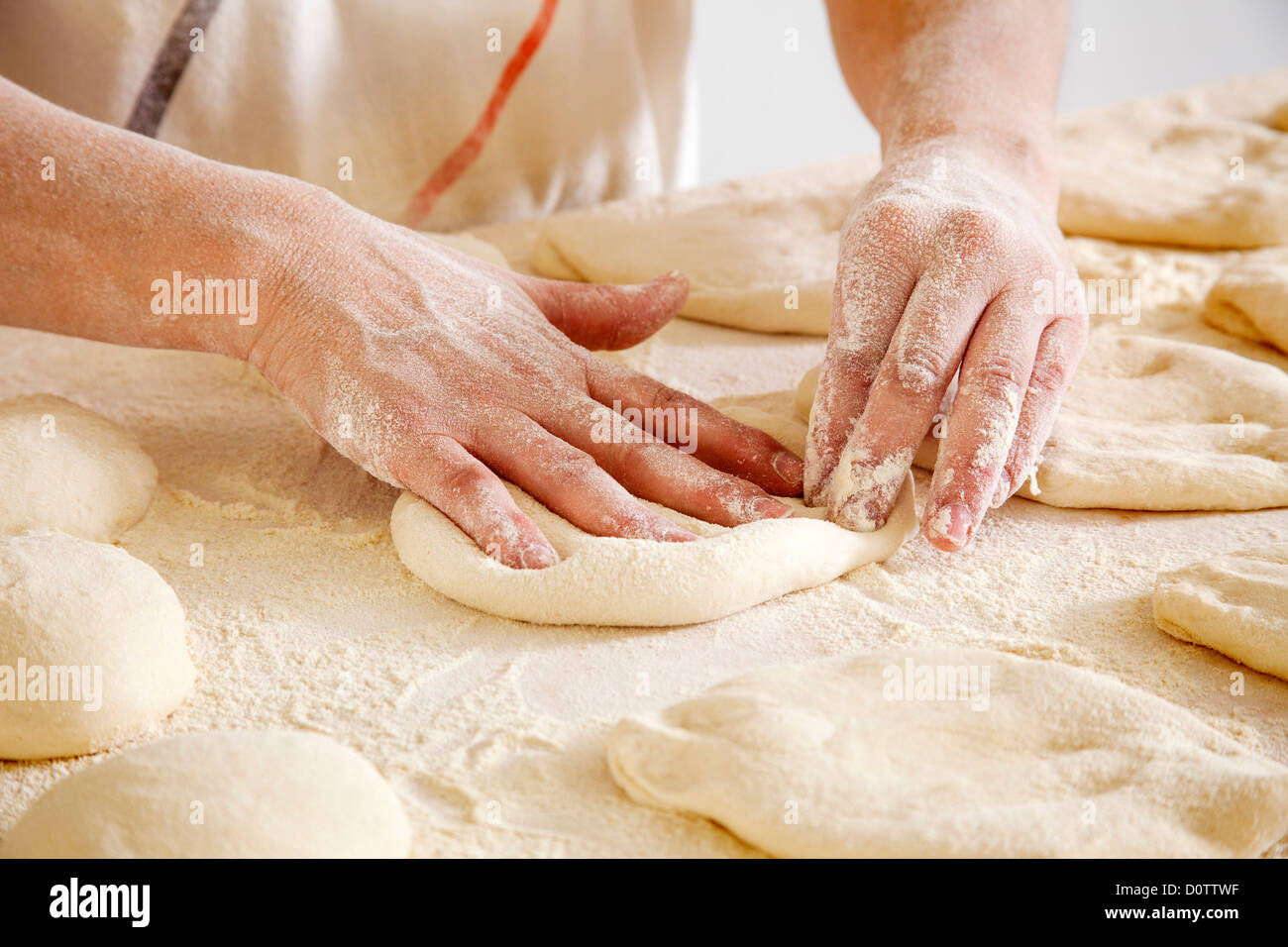 Handwerkliche Verarbeitung und Herstellung von typischen Muffin Antequera Malaga Andalusien Spanien Stockfoto