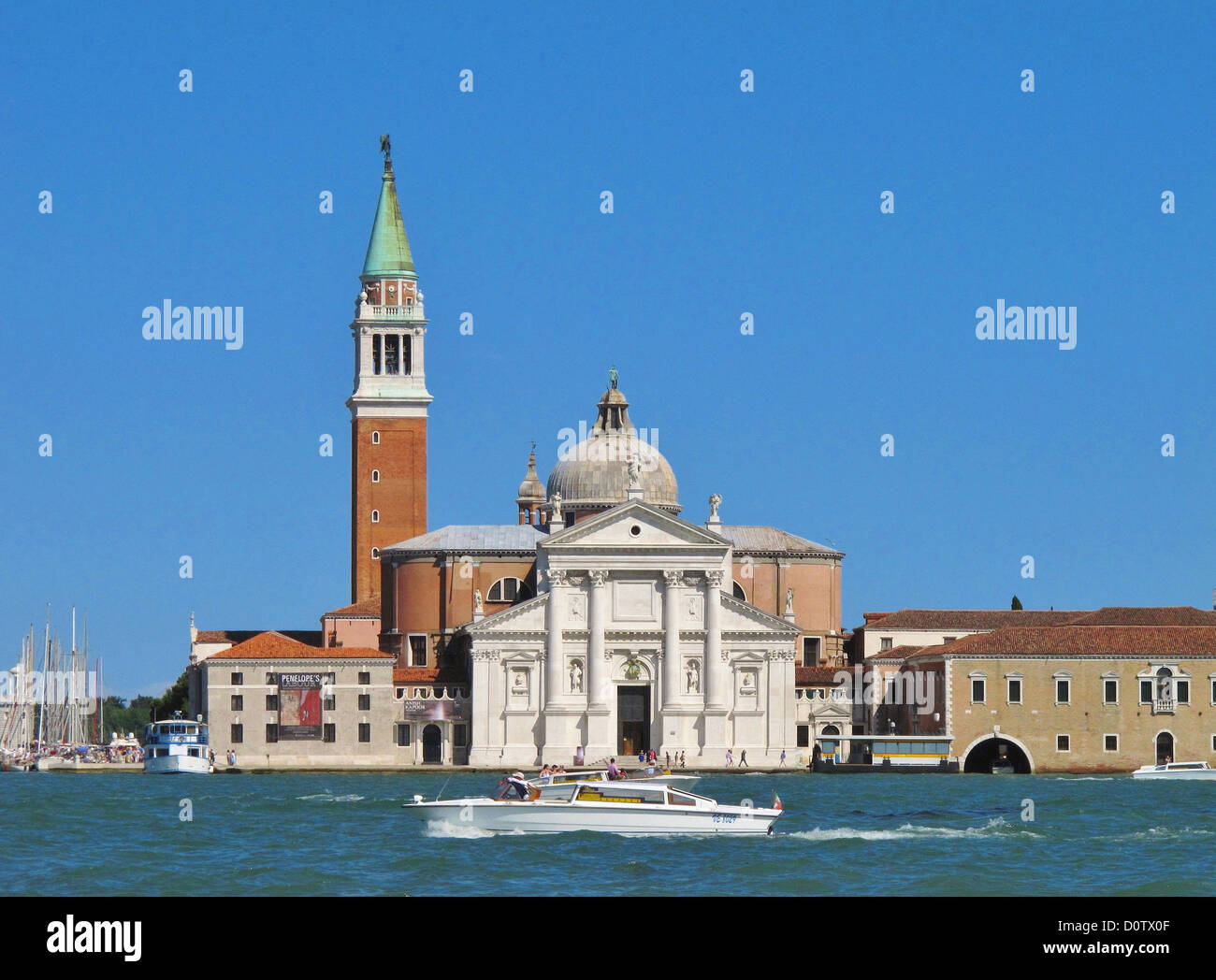 Italien, Europa, Venedig, San Giorgio Maggiore, Motorboot, Kanal, Kanal, Wasser, Himmel, blau Stockfoto