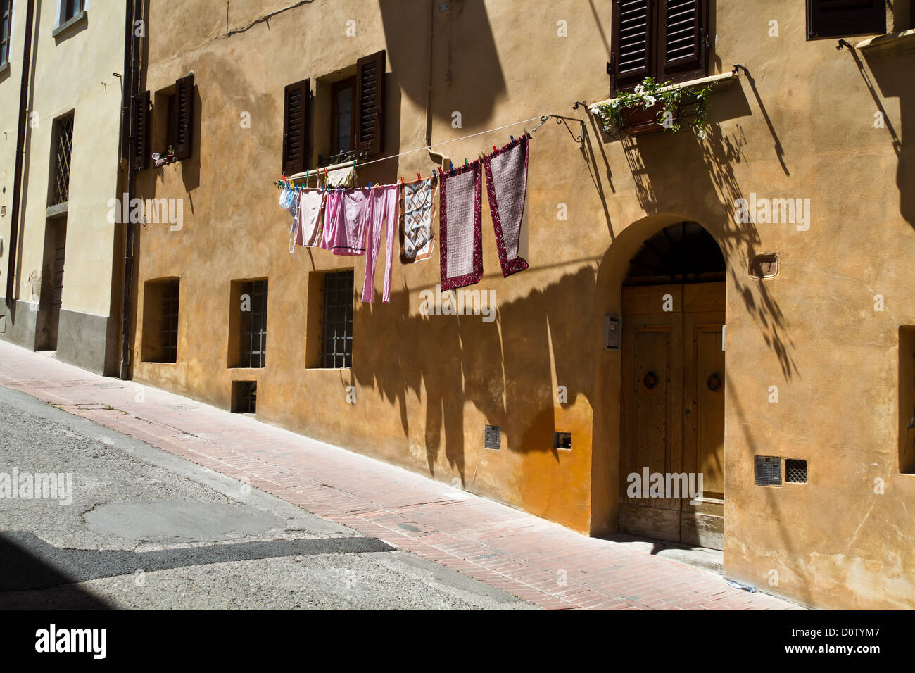 Kleider hingen zum Trocknen in San Gimignano in der Toskana, Italien Stockfoto