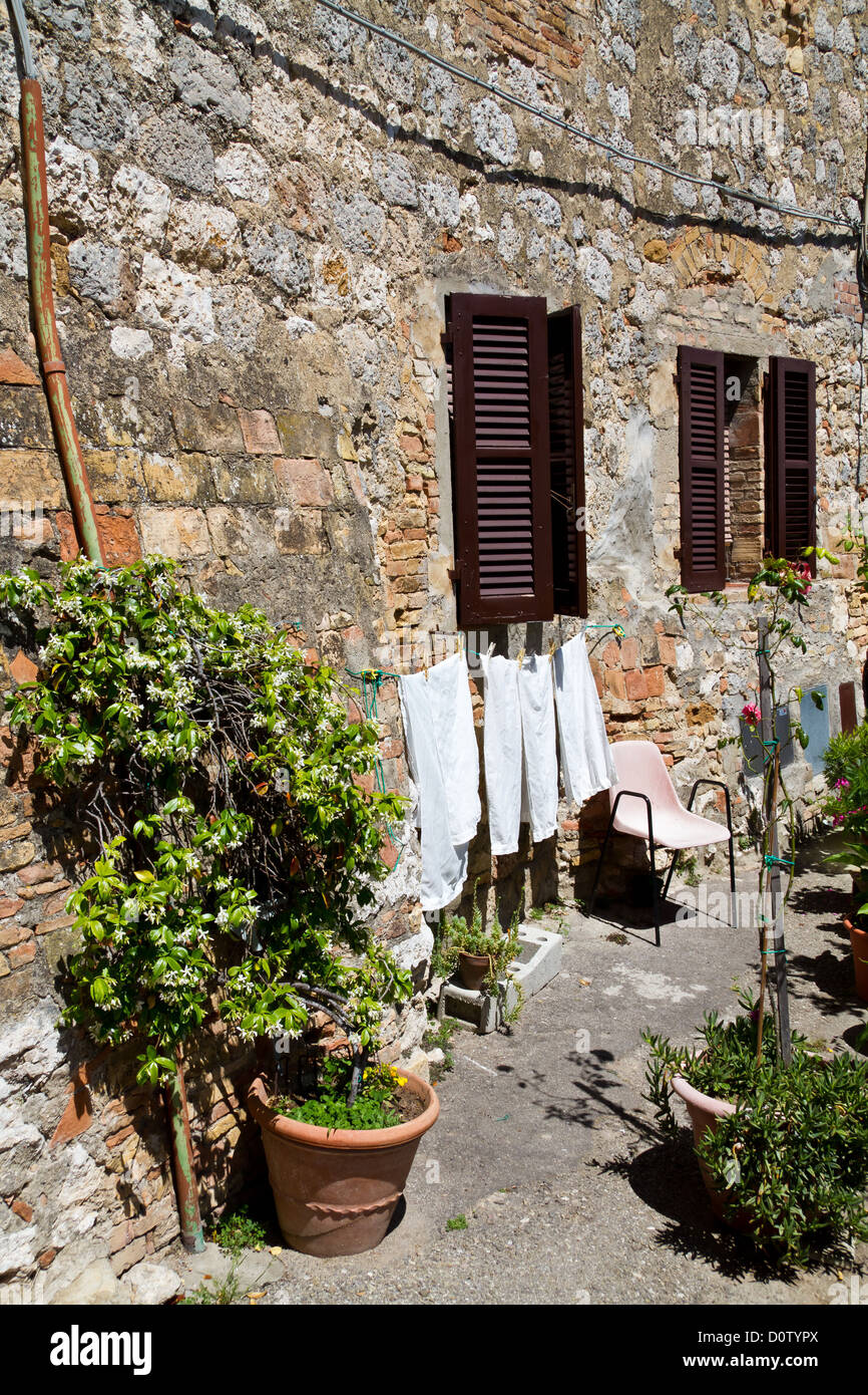 Kleider hingen zum Trocknen in San Gimignano in der Toskana, Italien Stockfoto