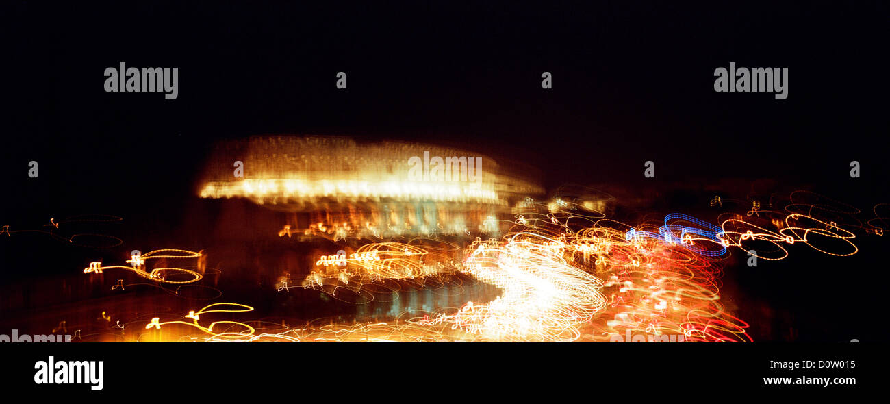 Einen Panoramablick über das Kolosseum bei Nacht. Das Kolosseum ist eine elliptische Amphitheater im Zentrum von Rom, Italien, die größte jemals im römischen Reich gebaut. Es gilt als eines der größten Meisterwerke der römischen Architektur und römische Technik. Rom, Italien. Stockfoto