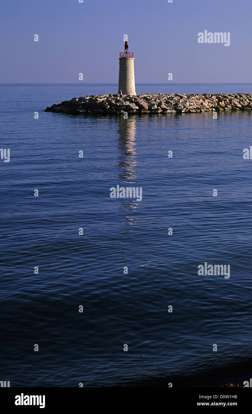 Frankreich, Europa, Alpes-Maritimes Menton, port Garavan, Meer, Leuchtturm, Serie Stockfoto