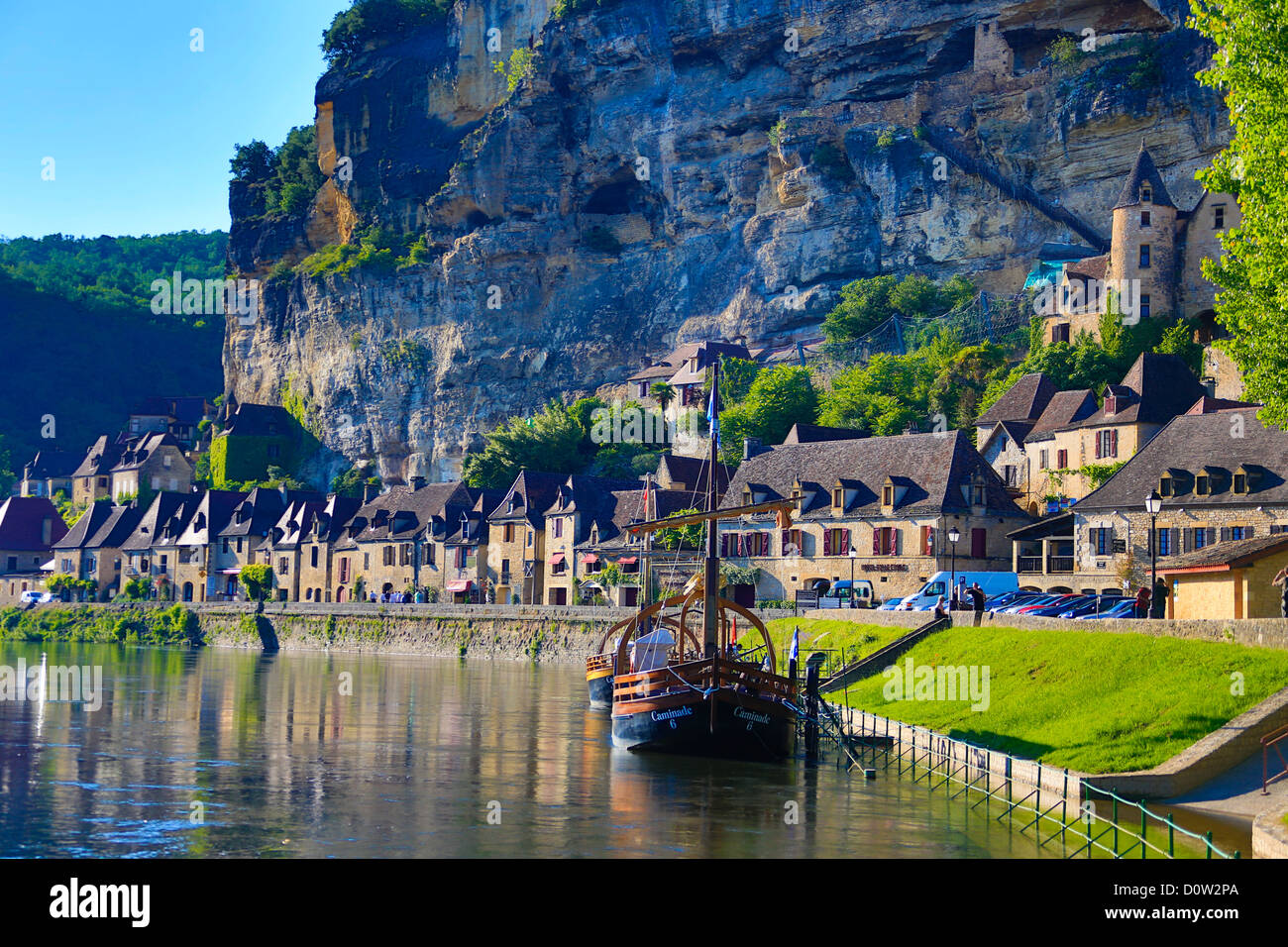 Frankreich, Europa, Reisen, Dordogne, La Roque-Gageac, Fluss, Architektur, mittelalterlich, Reflexion, traditionelle, Tal, Dorf, Boot Stockfoto