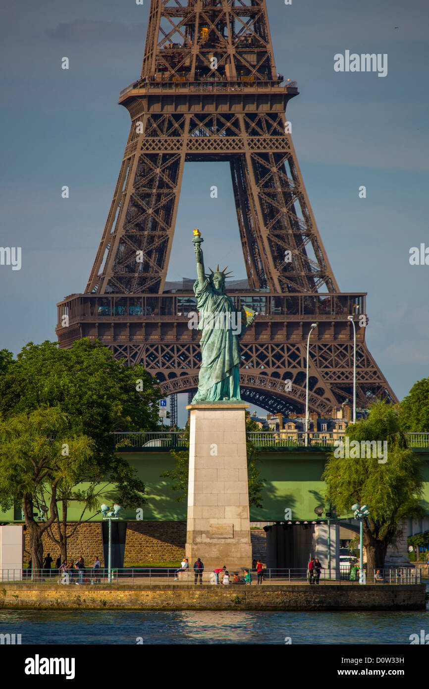 Frankreich, Europa, Reisen, Paris, Stadt, Eiffelturm, Statue, Freiheit, Seine, Fluss, Architektur, Kunst, künstlerische, Geschichte, Denkmal Stockfoto