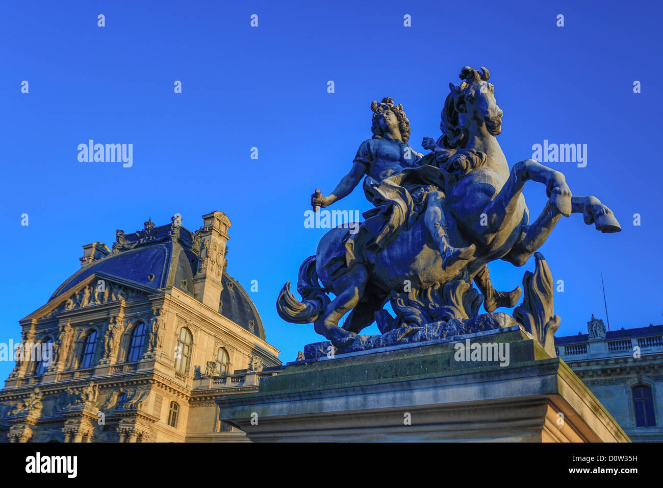 Frankreich, Europa, Reisen, Paris, Stadt, Louvre, Museum, Louis XIV, Statue, Architektur, Kunst, Kunst, Denkmal, monumental, Skyli Stockfoto